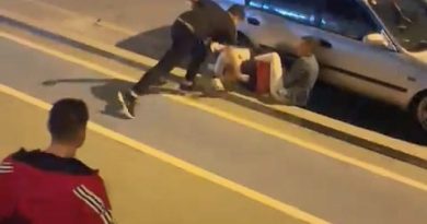 Gençler birbirine girdi, kaldırım ring alanına döndü