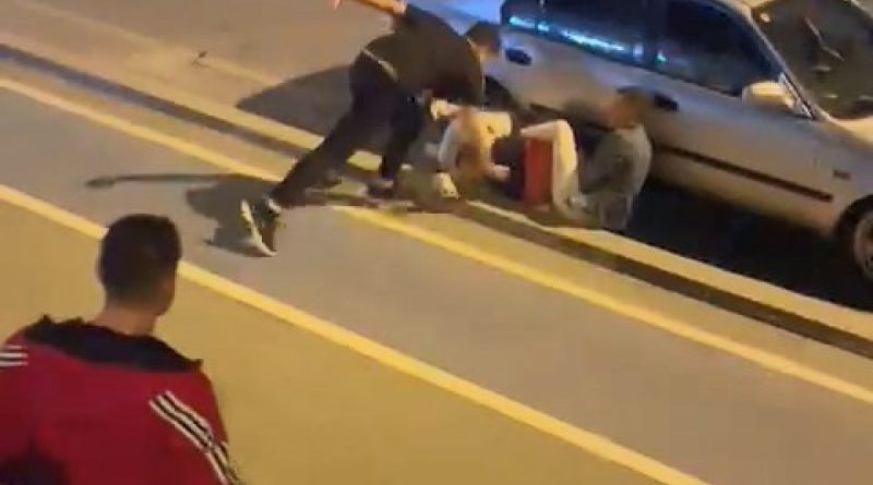 Gençler birbirine girdi, kaldırım ring alanına döndü
