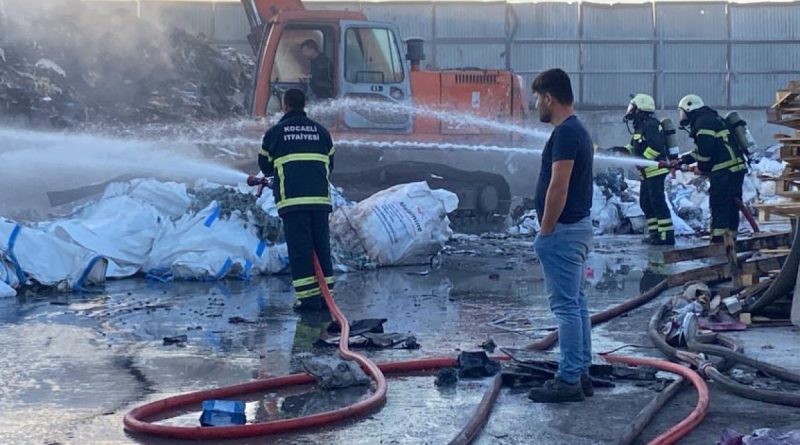 Geri dönüşüm deposu alevlere teslim oldu !