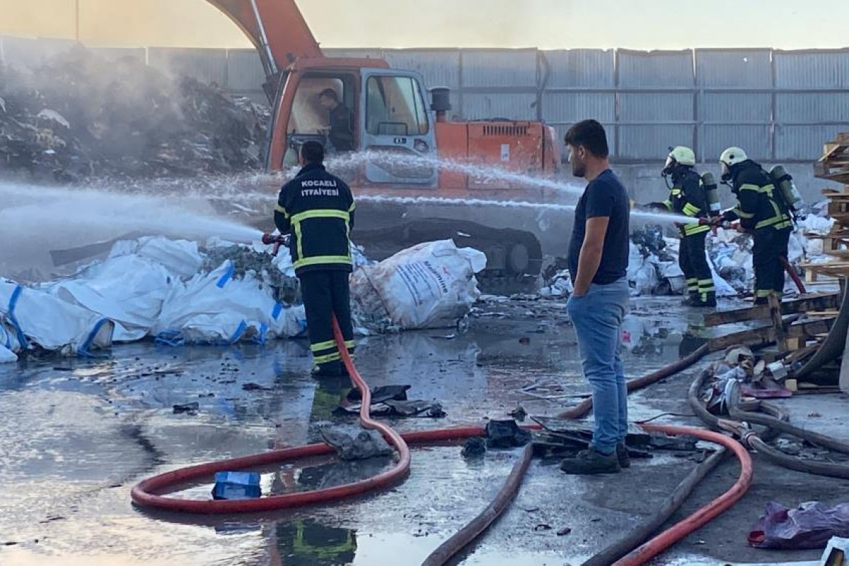 Geri dönüşüm deposu alevlere teslim oldu !