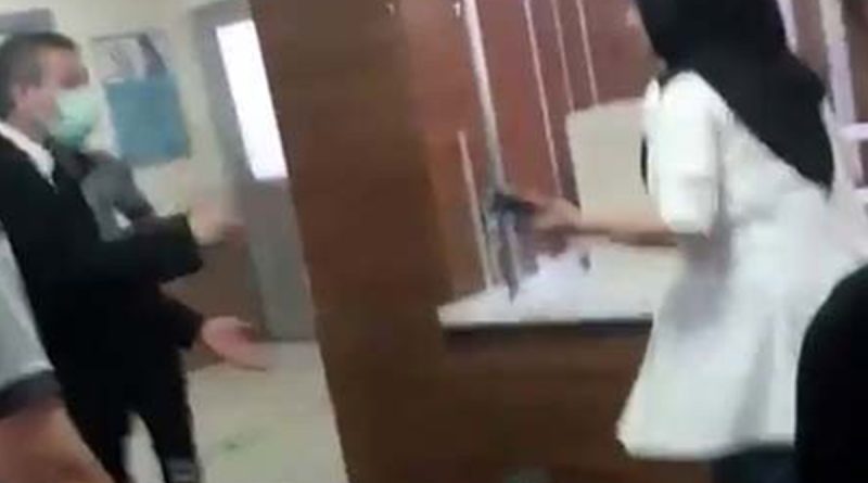 Görevlilerle tartışıp sandalyeyi fırlattı, "Hastaneyi başınıza yıkarım" diyerek tehditler savurdu