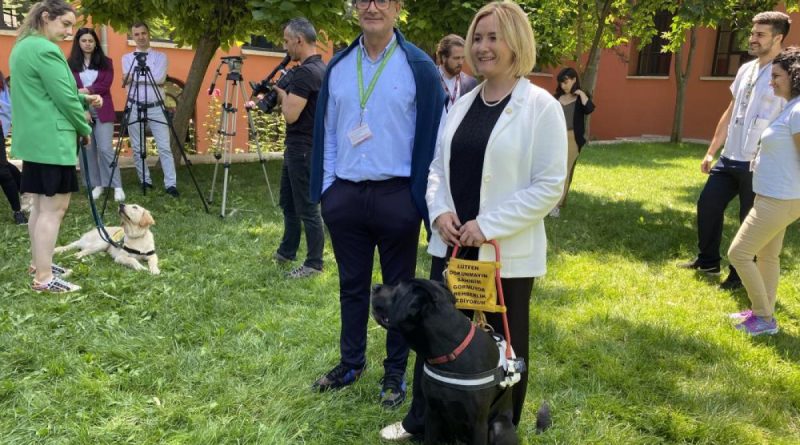 Görme engellilerin yol arkadaşı 'rehber köpekler'