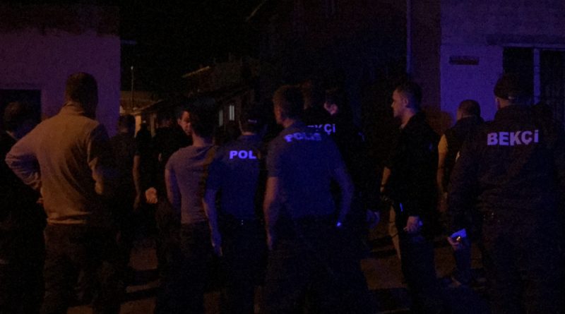 Gözaltına alınan şüphelinin yakınları tepki gösterdi: 1 polis memuru yaralandı