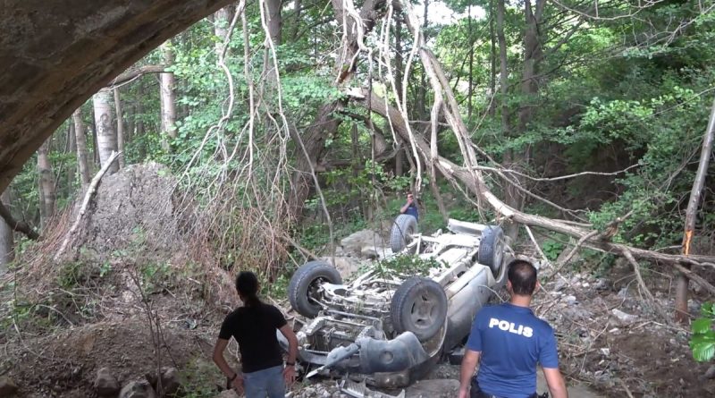 Gümüşhane’de işçileri taşıyan kamyonet köprüden düştü: 4 yaralı