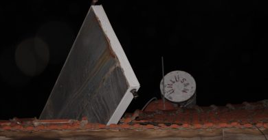 Güneş enerjisi paneli eve ok gibi saplandı