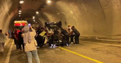 Hafif ticari araç tünelde duvara çarpıp ters döndü: 3'ü çocuk 5 yaralı