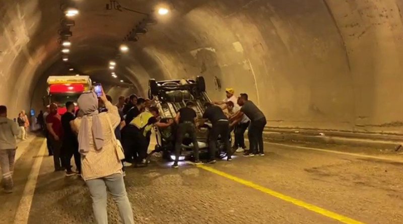 Hafif ticari araç tünelde duvara çarpıp ters döndü: 3'ü çocuk 5 yaralı