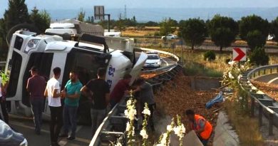 Hafriyat kamyonu devrildi, tonlarca talaş yola döküldü
