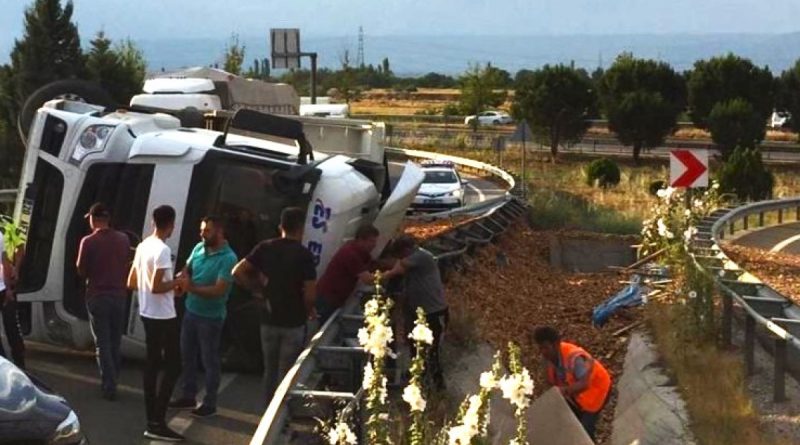 Hafriyat kamyonu devrildi, tonlarca talaş yola döküldü