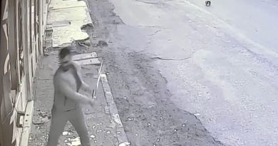 Halter barıyla iş yerine saldırdı, beyaz eşya dükkanını savaş alanına çevirdi