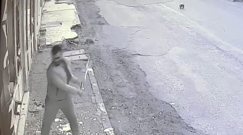 Halter barıyla iş yerine saldırdı, beyaz eşya dükkanını savaş alanına çevirdi