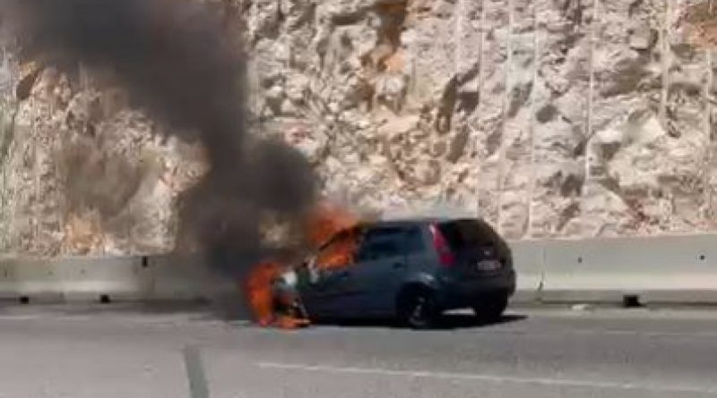 Hareket halindeki otomobil alev topuna döndü