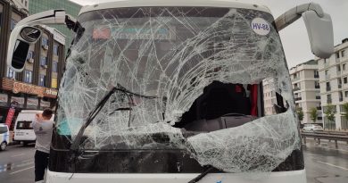 Havalimanına yolcu taşıyan otobüs kaza yapan minibüslere çarptı, o anlar kameraya yansıdı