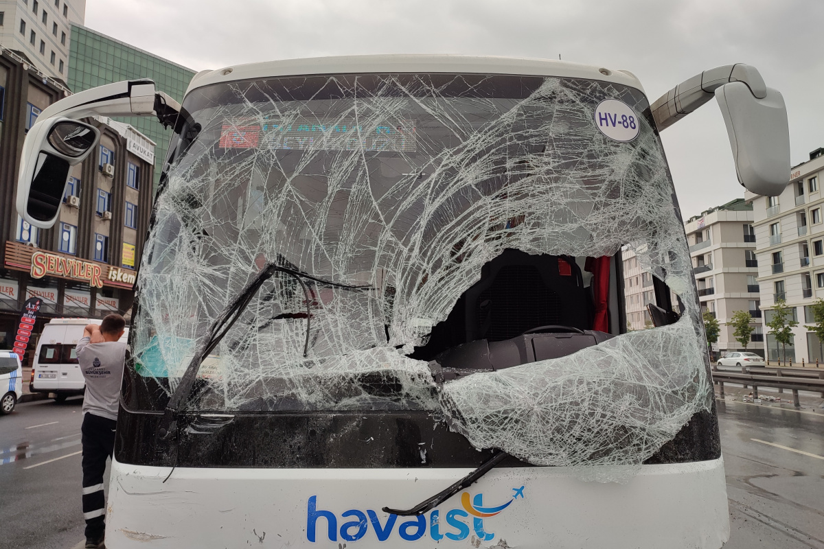 Havalimanına yolcu taşıyan otobüs kaza yapan minibüslere çarptı, o anlar kameraya yansıdı