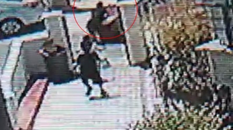 Havlayan köpekten korkup kaçan çocuğa araba çarptı