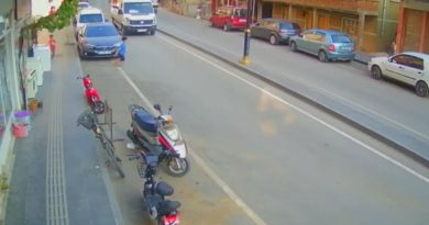 Herkesin yüreği ağzına geldi, sürücünün refleksi küçük çocuğun hayatını kurtardı