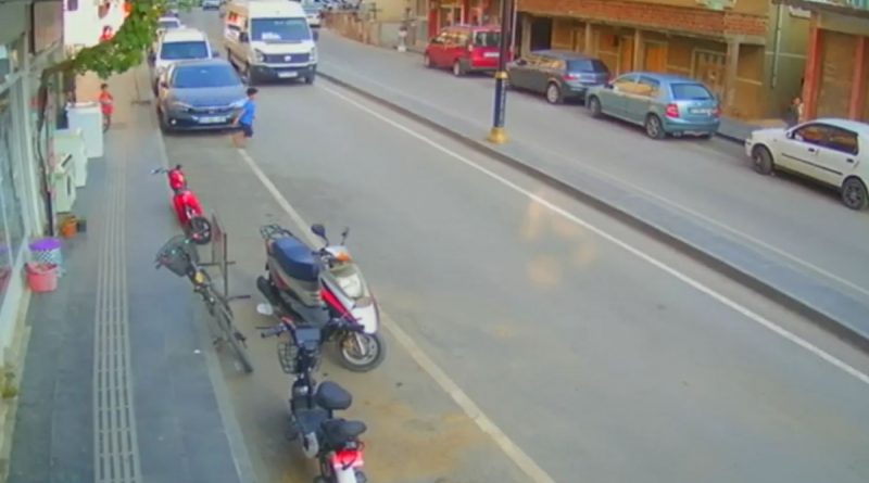 Herkesin yüreği ağzına geldi, sürücünün refleksi küçük çocuğun hayatını kurtardı