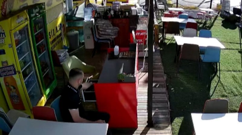 Hiçbir şey bulamayınca bozuk para kutusunu aldı