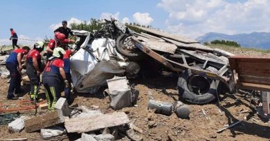 Hurdaya dönen tırdan şans eseri kurtuldu