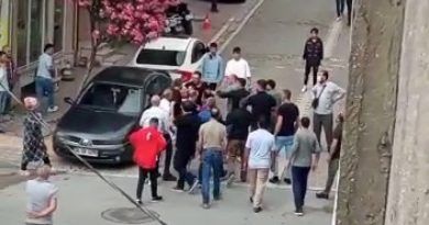 Husumetlisini kahvehanede yakaladı: Meydan savaşına dönen kavgada kameraya yansıdı