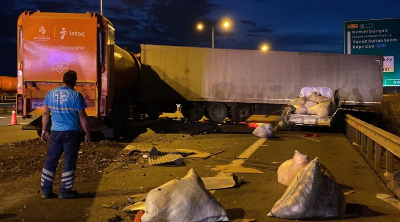 İBB'ye ait İSTAÇ tırı 2 araca çarptı: 2 yaralı