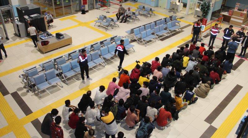 Iğdır’da 103 Afgan uyruklu düzensiz göçmen sınır dışı edildi