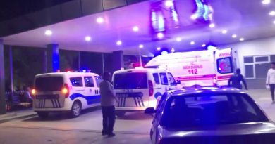 İhbara giden polisi boynundan bıçakladı