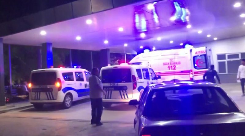 İhbara giden polisi boynundan bıçakladı