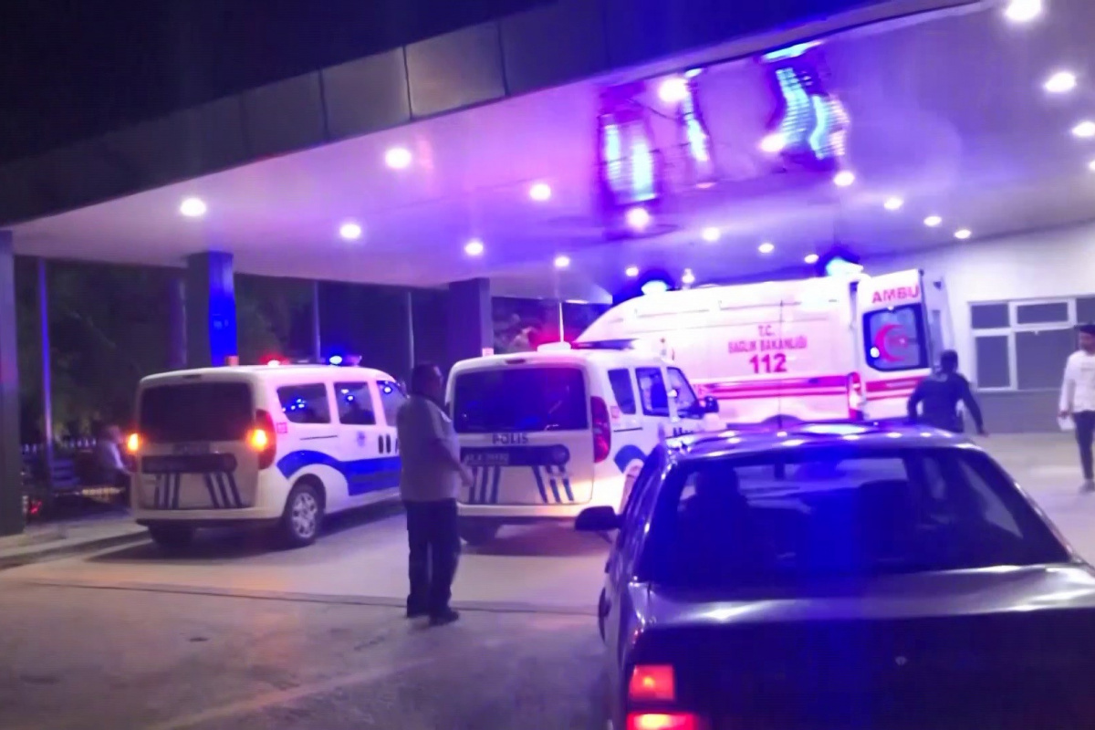 İhbara giden polisi boynundan bıçakladı