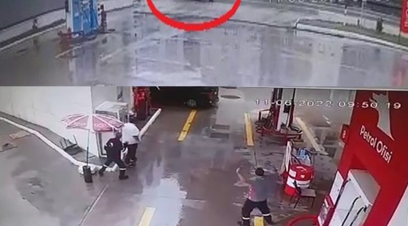 İhlas Haber Ajansı Minibüsün Migros'a daldığı dehşet anları kamerada