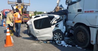 İhlas Haber Ajansı Silivri'de iki tırın arasında kalan otomobildeki 5 kişi yaralandı