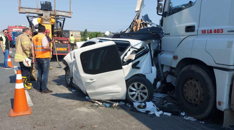 İhlas Haber Ajansı Silivri'de iki tırın arasında kalan otomobildeki 5 kişi yaralandı