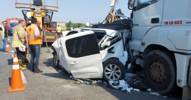 İhlas Haber Ajansı TEM Otoyolu'nda iki tır bir otomobilin karıştığı kazada 5 kişi yaralandı