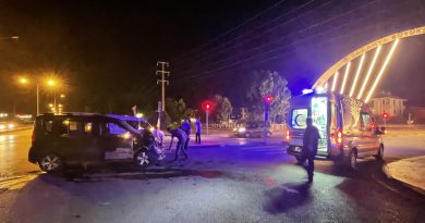 İki hafifi ticari araç çarpıştı: 3 yabancı uyruklu şahıs yaralandı