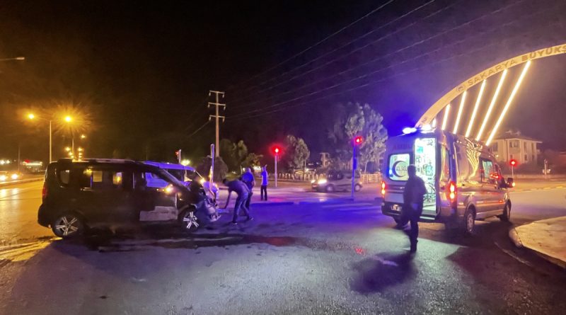 İki hafifi ticari araç çarpıştı: 3 yabancı uyruklu şahıs yaralandı