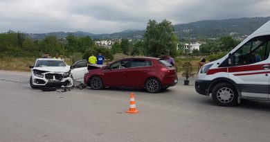 İki otomobil kafa kafaya çarpıştı: 5 yaralı