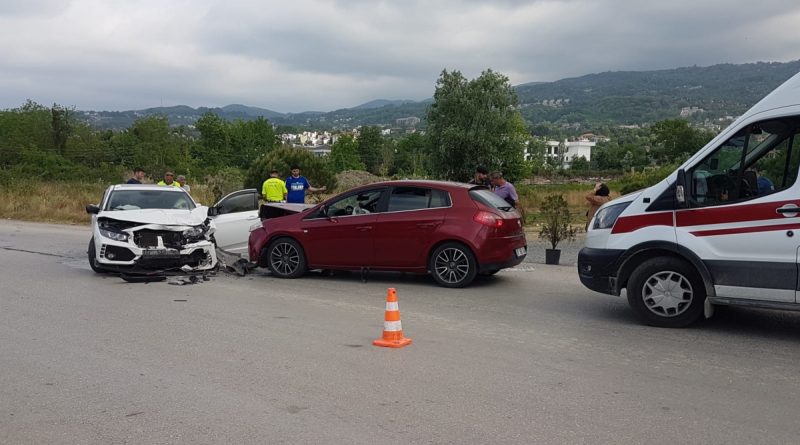 İki otomobil kafa kafaya çarpıştı: 5 yaralı