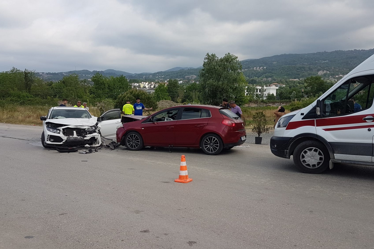 İki otomobil kafa kafaya çarpıştı: 5 yaralı