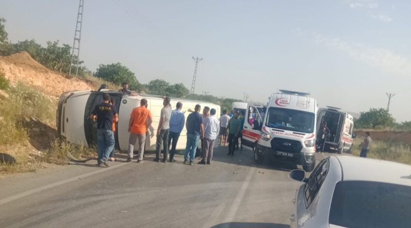 İşçi servisi otomobille çarpıştı: 9 yaralı