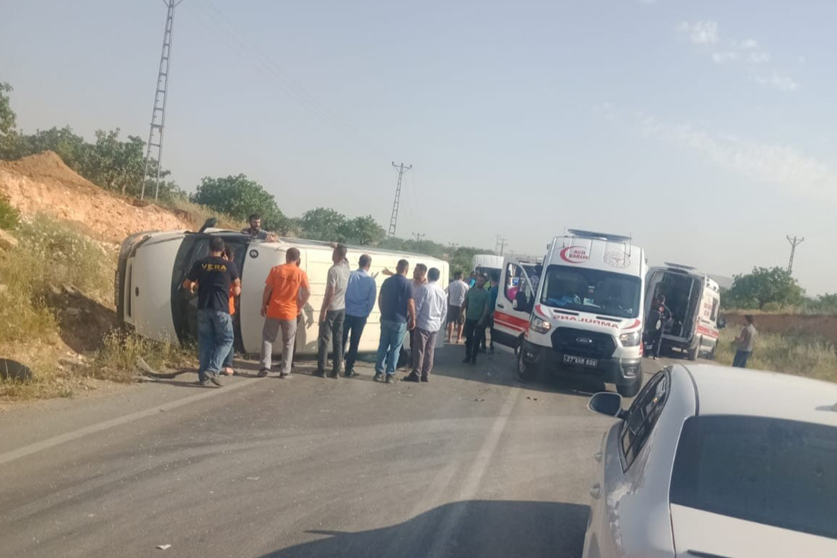 İşçi servisi otomobille çarpıştı: 9 yaralı