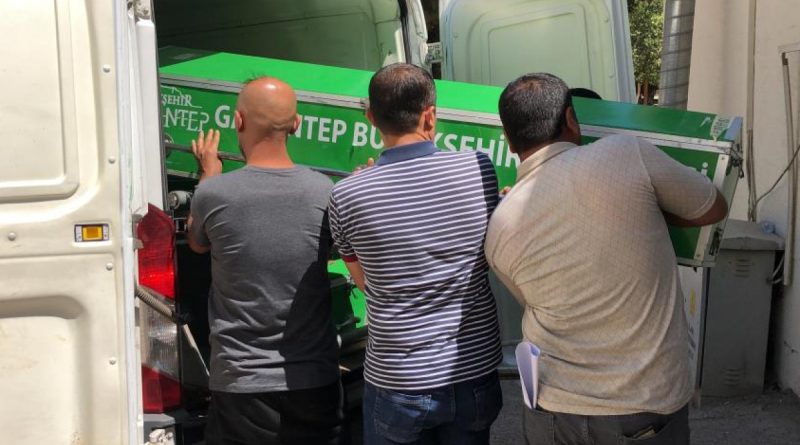 İşçi servisinin çarptığı motosiklet aracın altında kaldı: 1 ölü