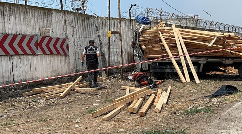 İskenderun’da freni boşalan kamyonet duvara çarptı, sürücü hayatını kaybetti
