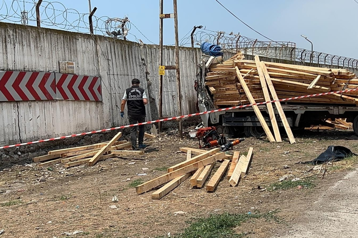 İskenderun’da freni boşalan kamyonet duvara çarptı, sürücü hayatını kaybetti