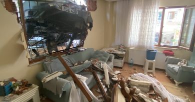 İstanbul’da dehşet anları: Araç eve daldı, ikiz çocuklar ve kardeşi yaralandı
