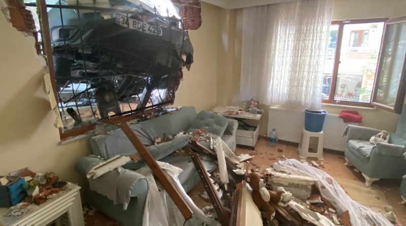 İstanbul’da dehşet anları: Araç eve daldı, ikiz çocuklar ve kardeşi yaralandı