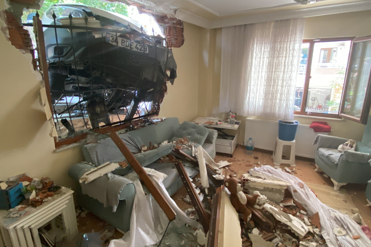 İstanbul’da dehşet anları: Araç eve daldı, ikiz çocuklar ve kardeşi yaralandı