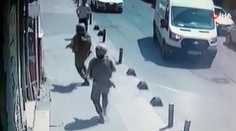İstanbul'da filmleri aratmayan operasyon: Kuyumcu aracından 9 kilo altın yağmalayanlar Küçükçekmece’de yakalandı