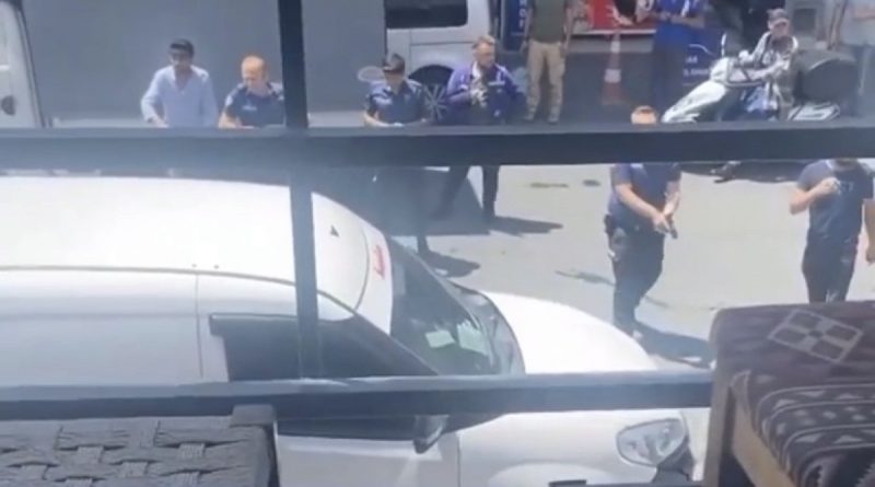 İstanbul’da hareketli anlar: Oğluyla tartışıp etrafa saldırdı polis etkisiz hale getirdi