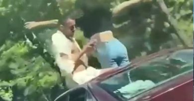 İstanbul’da otomobilin açılır tavanından dışarı çıkıp dans ettiler