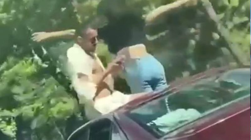 İstanbul’da otomobilin açılır tavanından dışarı çıkıp dans ettiler